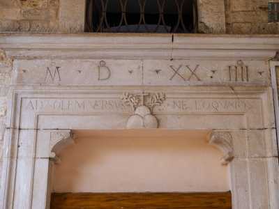 La data � riportata su una porta insieme con lo stemma degli olivetani e la frase latina ad solem versus ne loquaris (quando il sole ha compiuto il suo corso, non parlare)